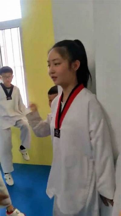 成人压腿男女视频大全免费观看